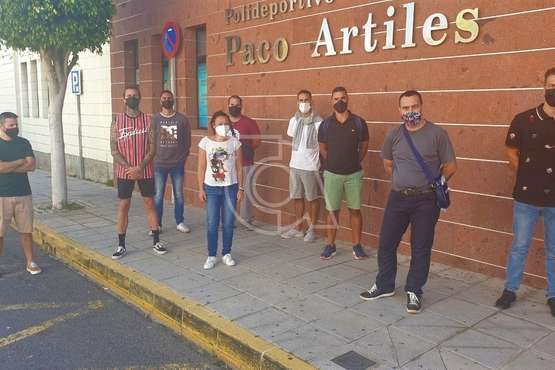 Concentración esta mañana de un grupo de trabajadores delante del polideportivo/TA.